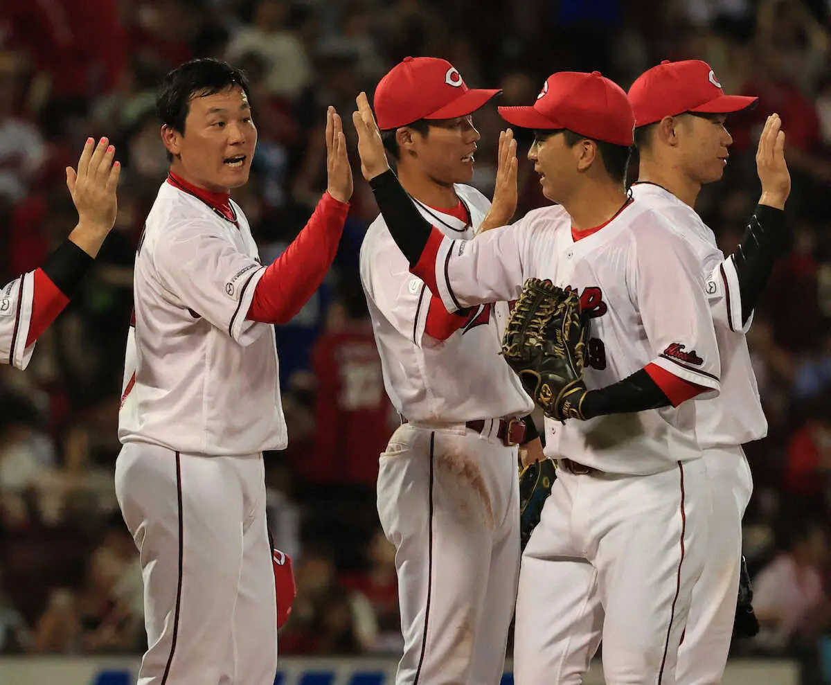 ＜広・中＞試合に勝利し、タッチをかわす広島・栗林（左端）（撮影・岸　良祐）