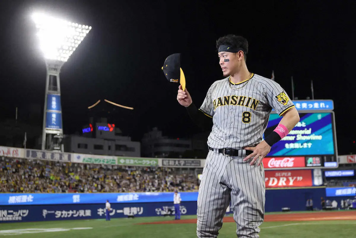 ＜D・神＞横浜スタジアムのファンにあいさつする阪神・佐藤輝（撮影・大森　寛明）