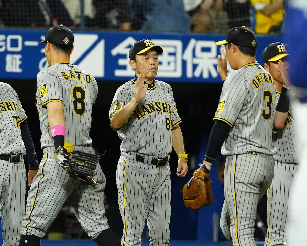 ＜D・神＞勝利し佐藤輝（左）、大山（右）とハイタッチする阪神・岡田監督（撮影・島崎忠彦）