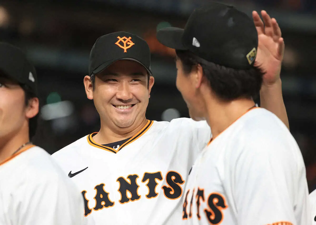 ＜巨・ヤ＞10勝目の菅野は最後を締めた大勢と喜び合う（撮影・西川祐介）