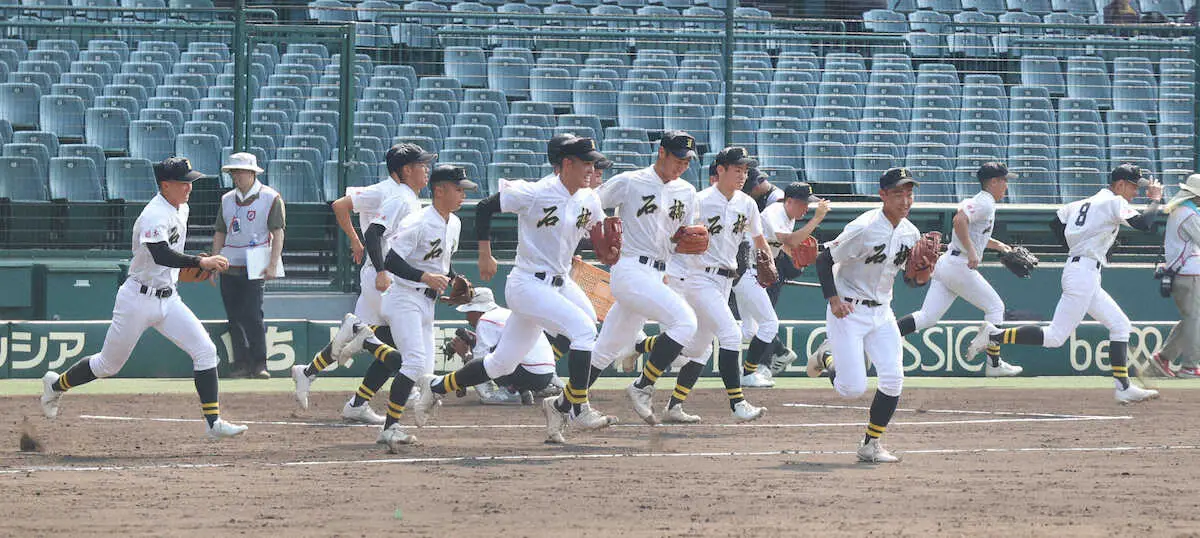 甲子園練習でグラウンドに駆け出す石橋ナイン（撮影・亀井　直樹）