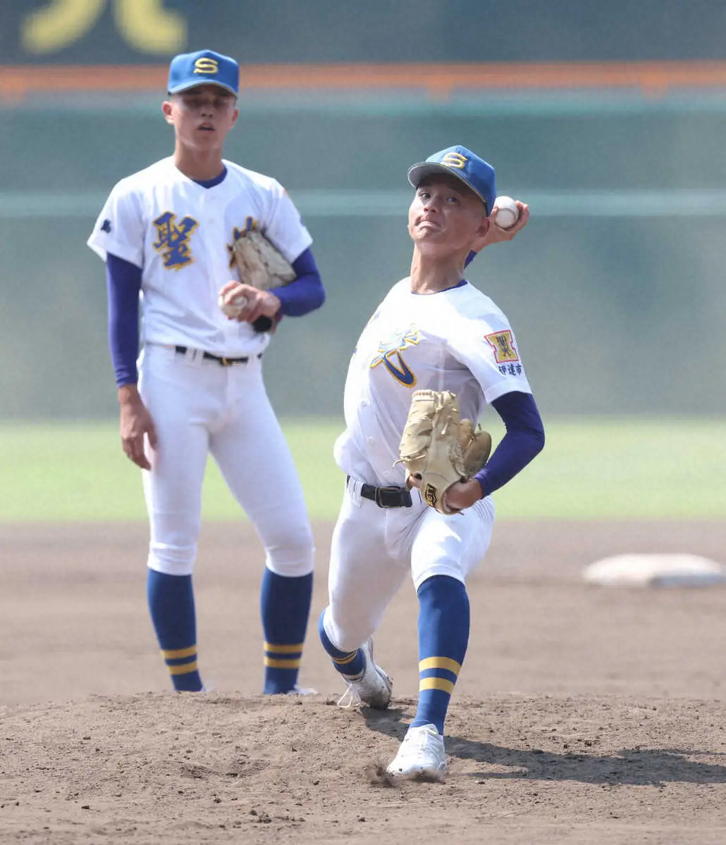 投球練習を行う聖光学院・高野（右）（撮影・亀井　直樹）