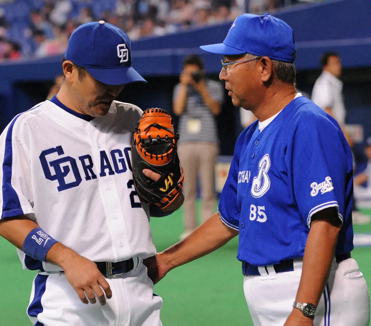 2008年、中日・谷繁（左）と話す横浜・大矢監督