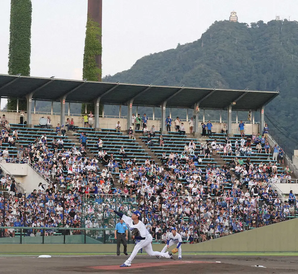 ＜中・D＞岐阜城（右奥）を背景に力投する高橋宏（撮影・椎名　航）