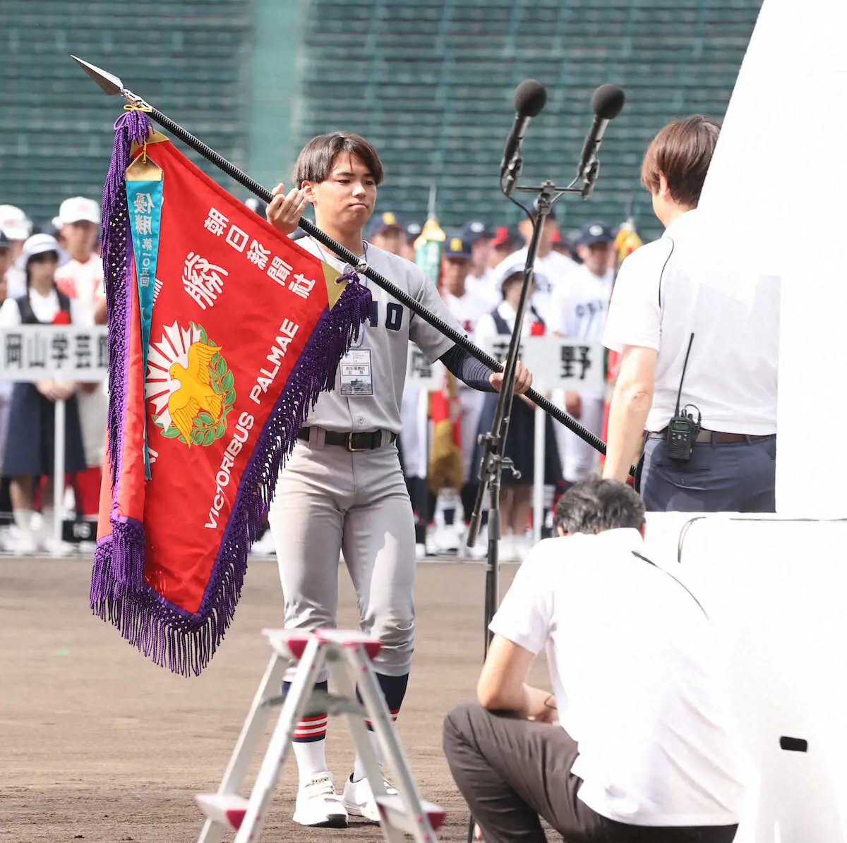 開会式リハーサルで優勝旗を返還する慶応・加藤主将（撮影・大城　有生希）