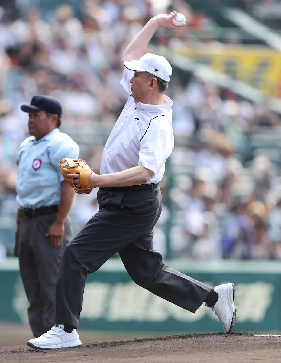 ＜第106回全国高校野球選手権　第1日＞始球式を務めた江川氏（撮影・大城　有生希）