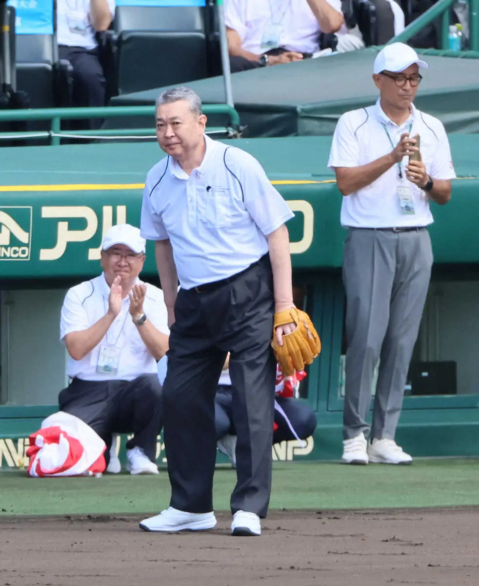 ＜有田工・滋賀学園＞始球式で挨拶する江川卓氏（撮影・井垣　忠夫）