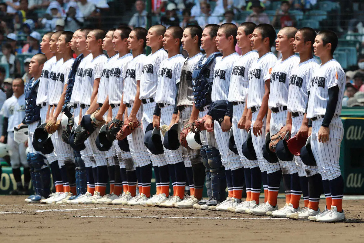 ＜有田工・滋賀学園＞初戦を突破し、校歌を斉唱する滋賀学園ナイン（撮影・中辻　颯太）