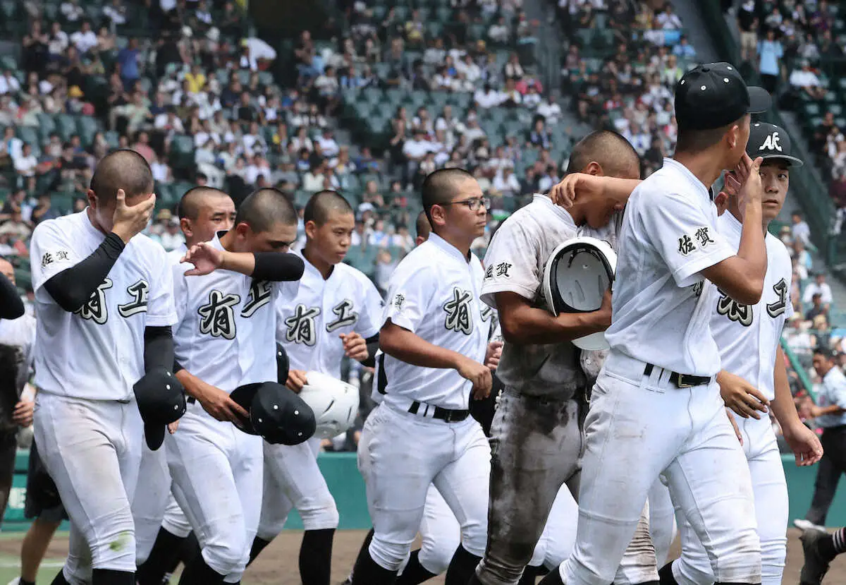 ＜第106回全国高校野球選手権　第1日有田工・滋賀学園＞試合に敗れた有田工ナイン（撮影・大城　有生希）