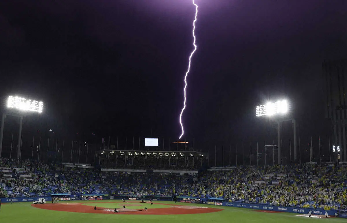 ＜ヤ・神＞5回裏、球場周辺に雷雲が接近したため試合が中断となる（撮影・北條　貴史）