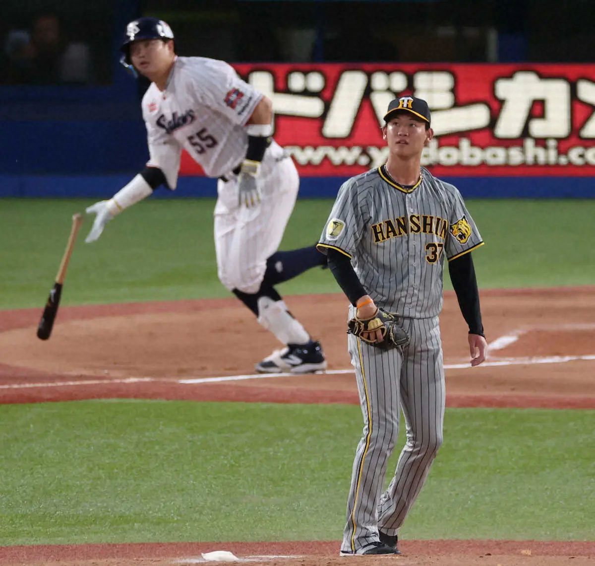 ＜ヤ・神＞初回、村上（左）に先制の2ランを浴びる及川（撮影・北條　貴史）