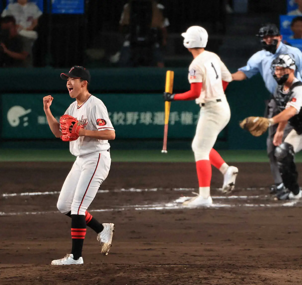 ＜岐阜城北・智弁学園＞7回、智弁学園・田近を空振り三振にとり、雄叫びをあげる岐阜城北・中本（撮影・岸　良祐）