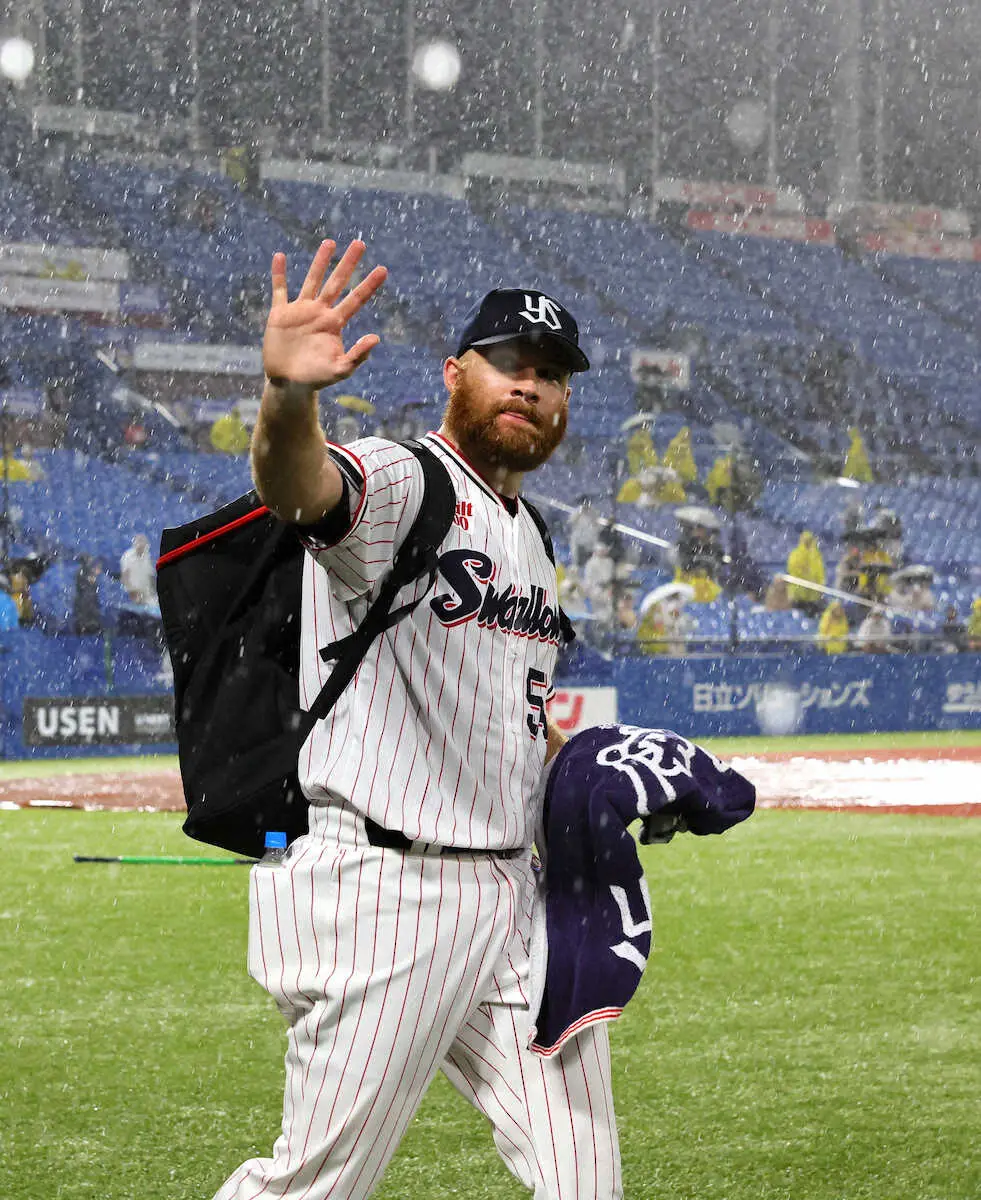 ＜ヤ・神＞降雨コールドとなり、大雨の中を手を振りながら引き揚げるサイスニード（撮影・尾崎　有希）