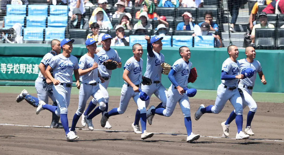 ＜小松大谷・明豊＞　初戦突破し、駆け出す小松大谷ナイン　