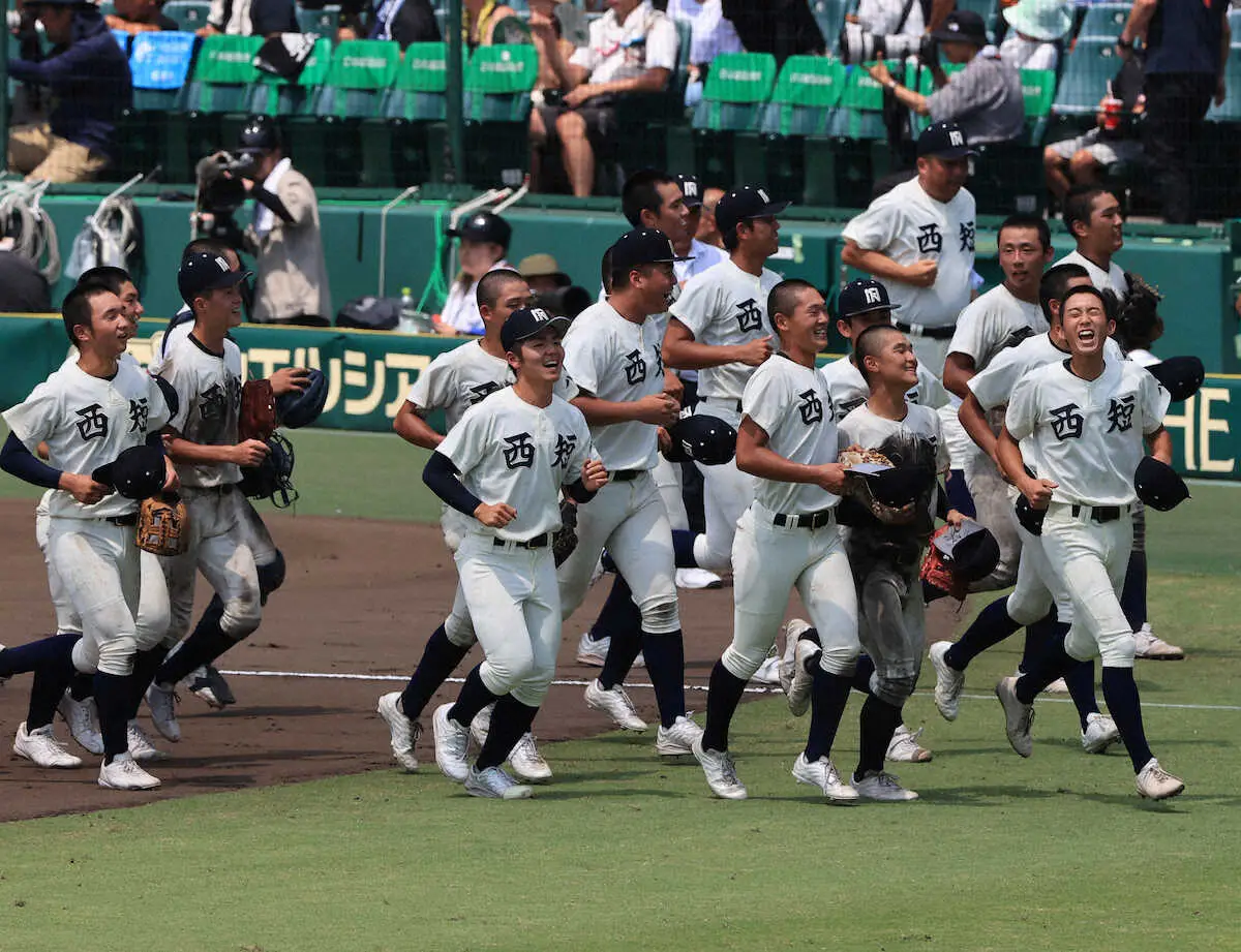 ＜西日本短大付・金足農＞試合に勝利し、スタンドへ駆け出す西日本短大付ナイン（撮影・岸　良祐）