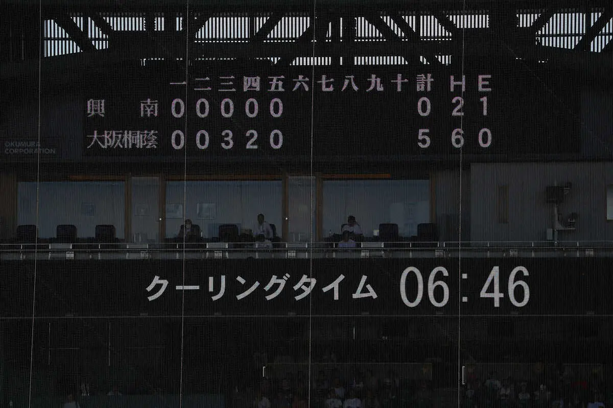 8日の大阪桐蔭―興南で、5回終了後に設けられたクーリングタイム（撮影・須田　麻祐子）