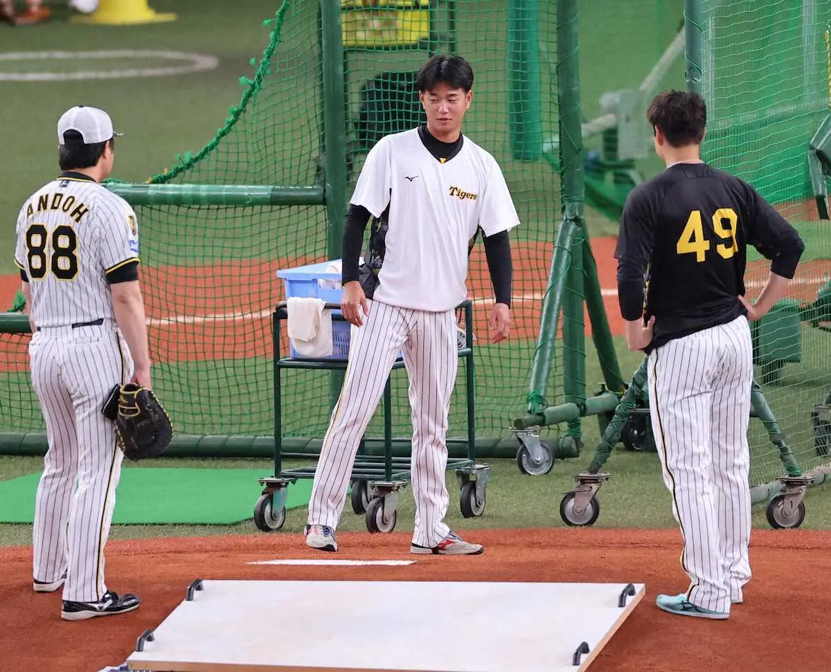 ＜神・広＞1軍に合流し、京セラドームのマウンドに立つ阪神・高橋（中央）（撮影・北條　貴史）