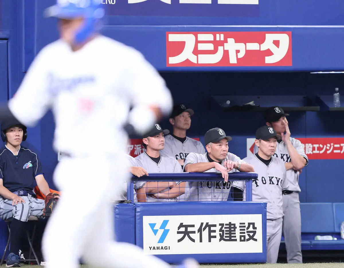 ＜中・巨＞初回、木下（手前）に2ランを打たれ、険しい表情でマウンドを見つめる阿部監督（中央）（撮影・椎名　航）