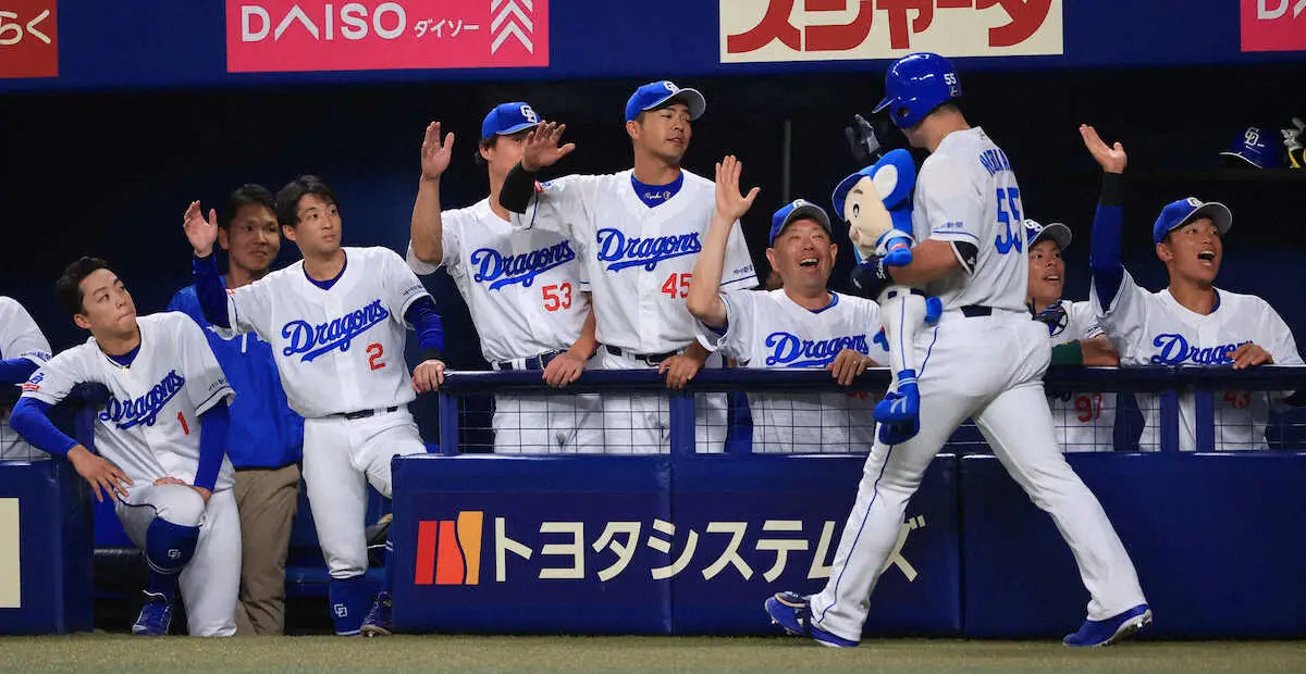 ＜中・巨＞初回、3ランの細川を迎える中日ナイン（撮影・西川　祐介）