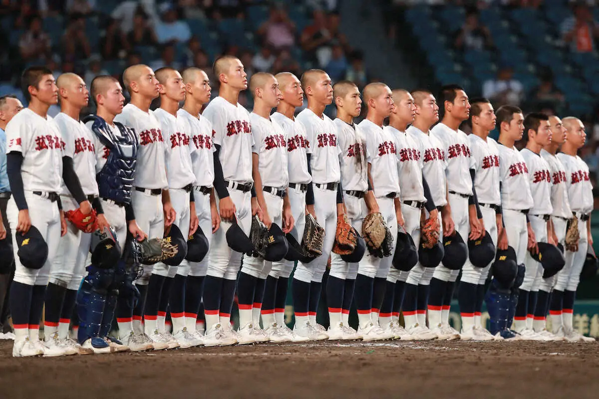 ＜南陽工・菰野＞勝利し、校歌を歌う菰野ナイン（撮影・中辻　颯太）