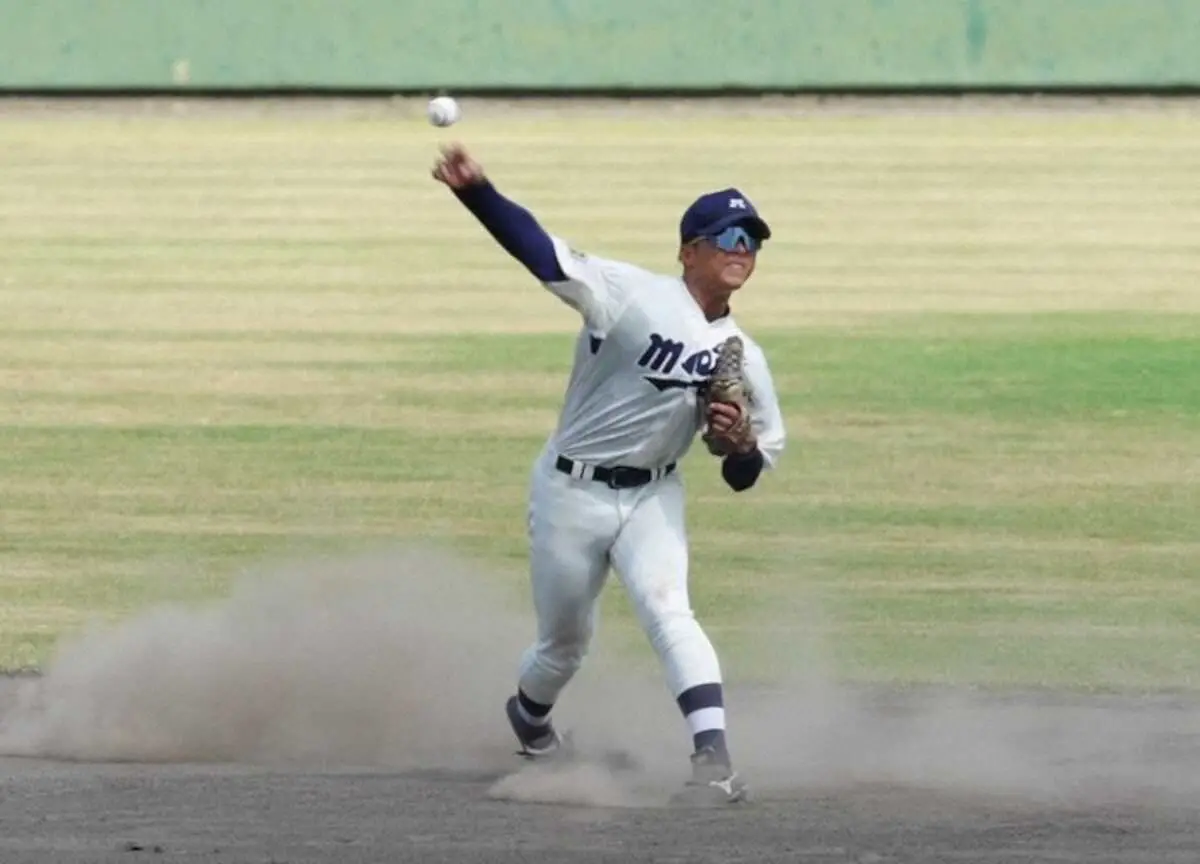 ＜明大・BC信濃＞4回、ゴロを華麗にさばく明大・宗山（撮影・木村　揚輔）