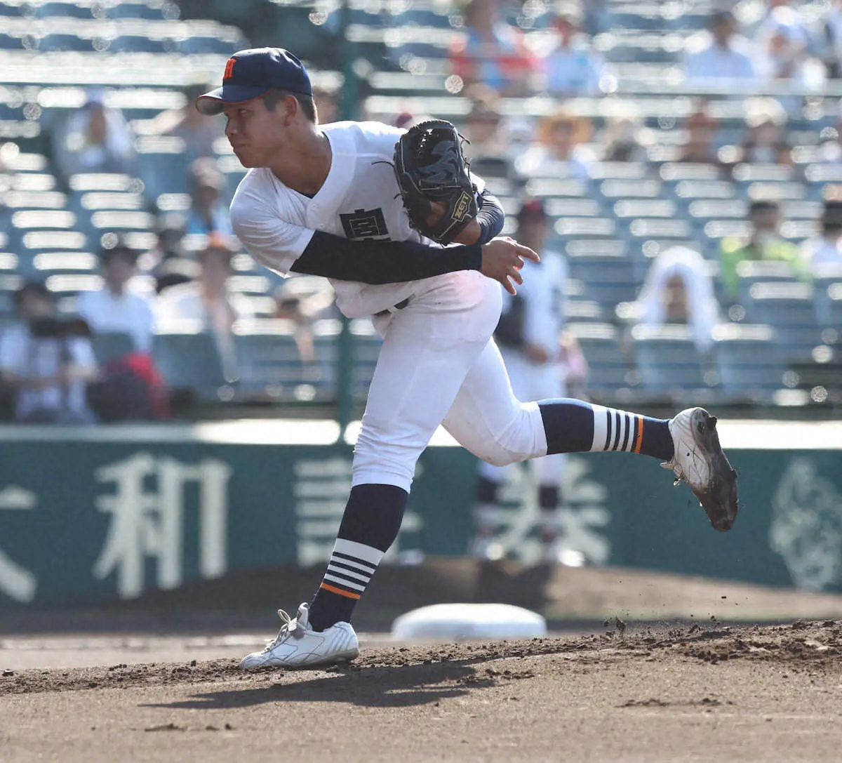 ＜中京大中京・宮崎商＞　先発する宮崎商・上山　（撮影・亀井　直樹）