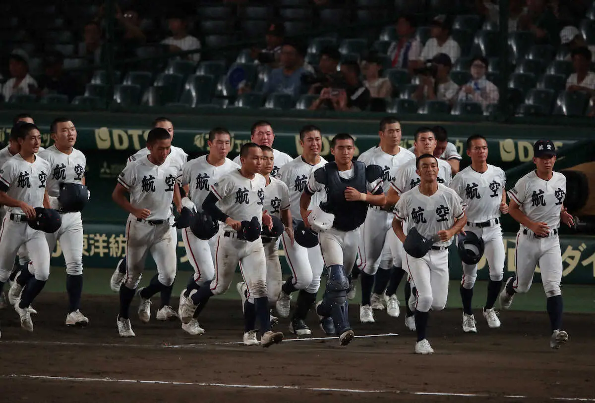 ＜日本航空・掛川西＞　試合に敗れ、肩を落とす日本航空ナイン　（撮影・後藤　大輝）