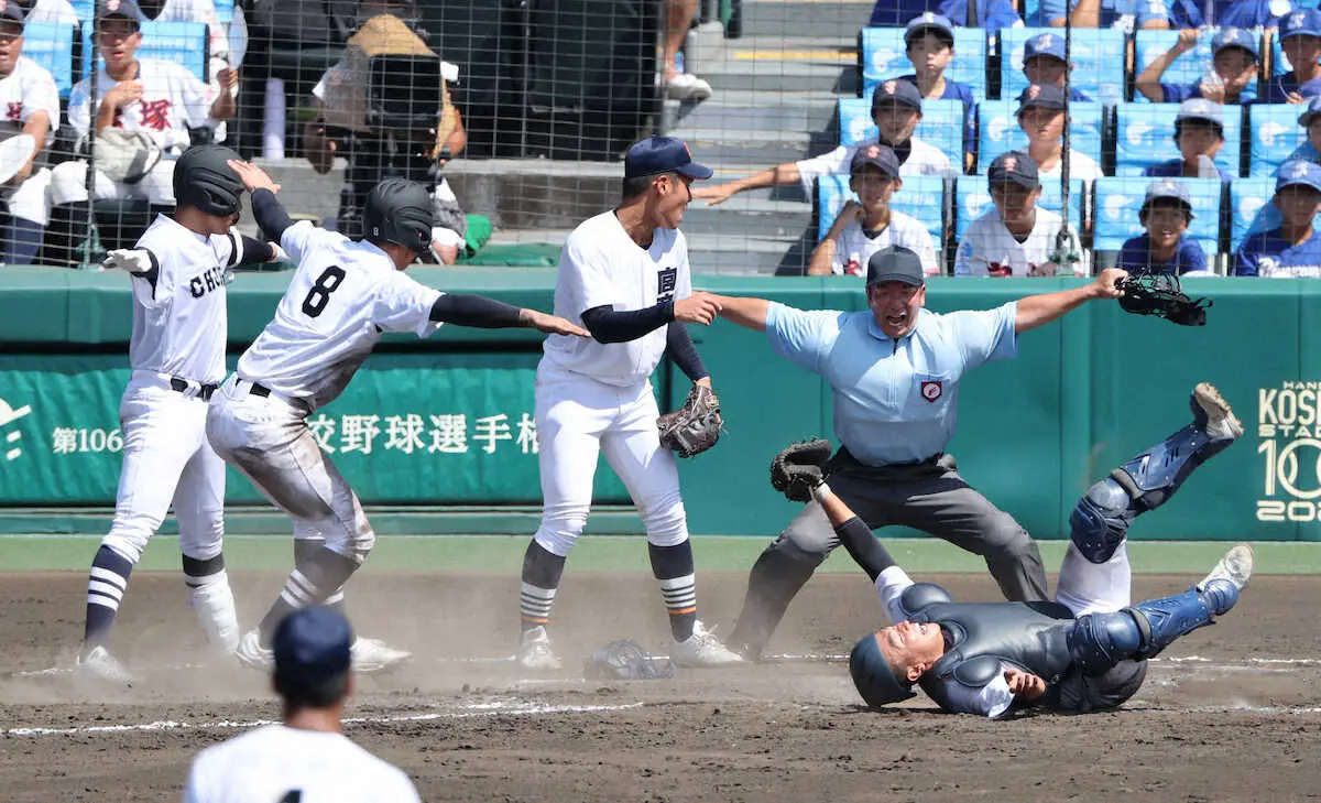 ＜中京大中京・宮崎商＞7回、中京大中京・仲の適時打で生還する山田（左から2人目）（撮影・大城　有生希）