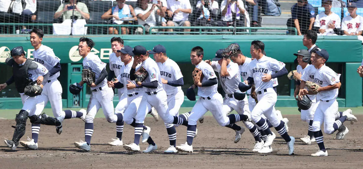 ＜中京大中京・宮崎商＞試合を制した中京大中京ナイン（撮影・大城　有生希）