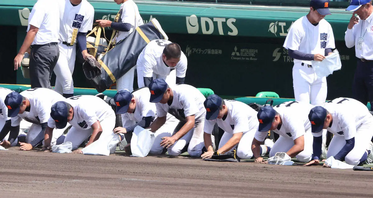 ＜中京大中京・宮崎商＞試合に敗れ砂を集める宮崎商ナイン（撮影・大城　有生希）