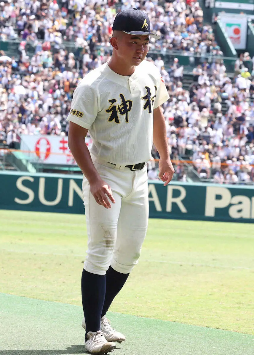 ＜神村学園・木更津総合＞　試合後、足を引きずりながら引き揚げる神村学園・正林　（撮影・亀井　直樹）