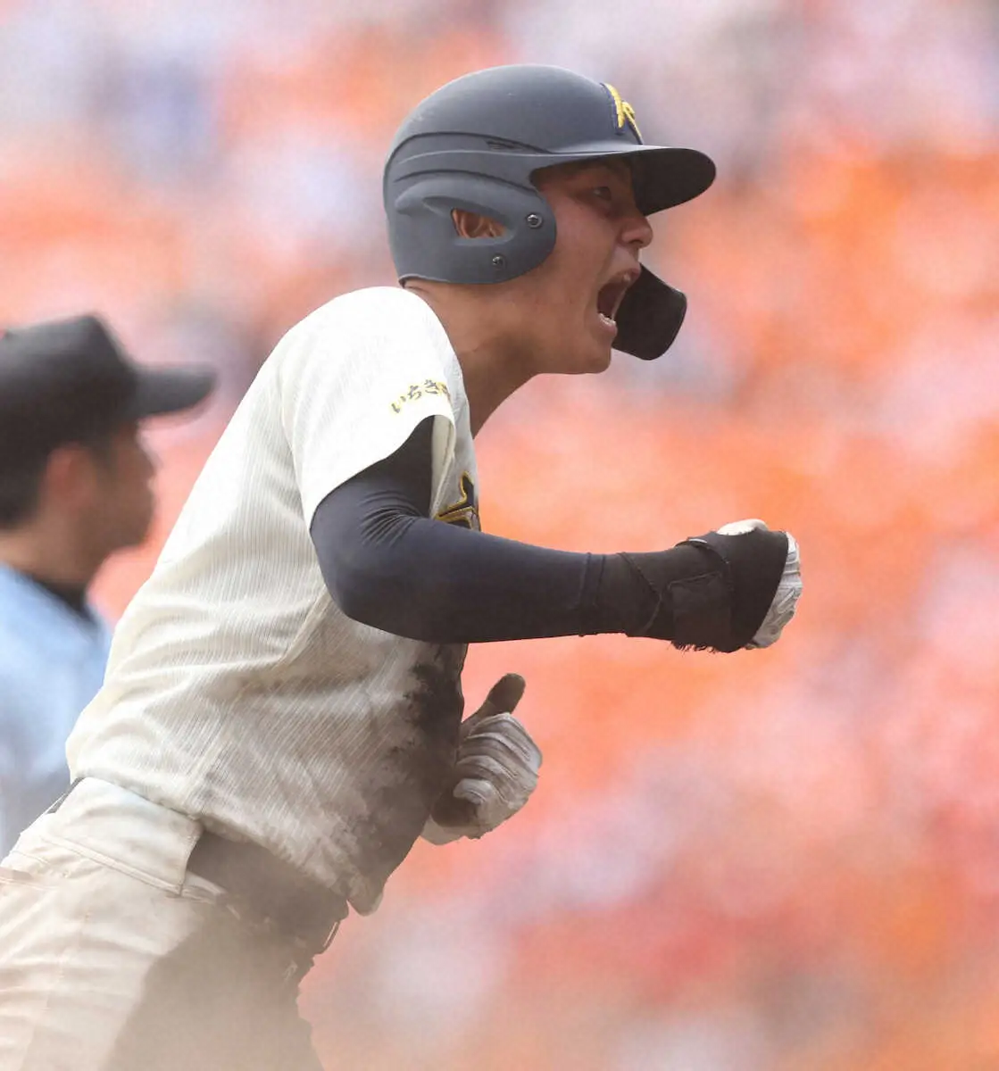 ＜神村学園・木更津総合＞　7回、勝ち越しの適時三塁打を放ちガッツポーズの神村学園・今岡　（撮影・亀井　直樹）