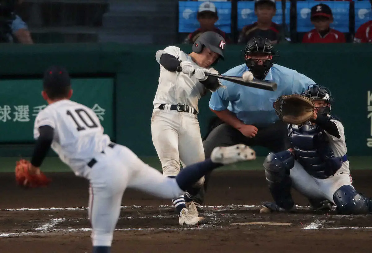 ＜日本航空・掛川西＞　7回2死二塁、掛川西・堀口は勝ち越しの中前適時打を放つ　（撮影・後藤　大輝）