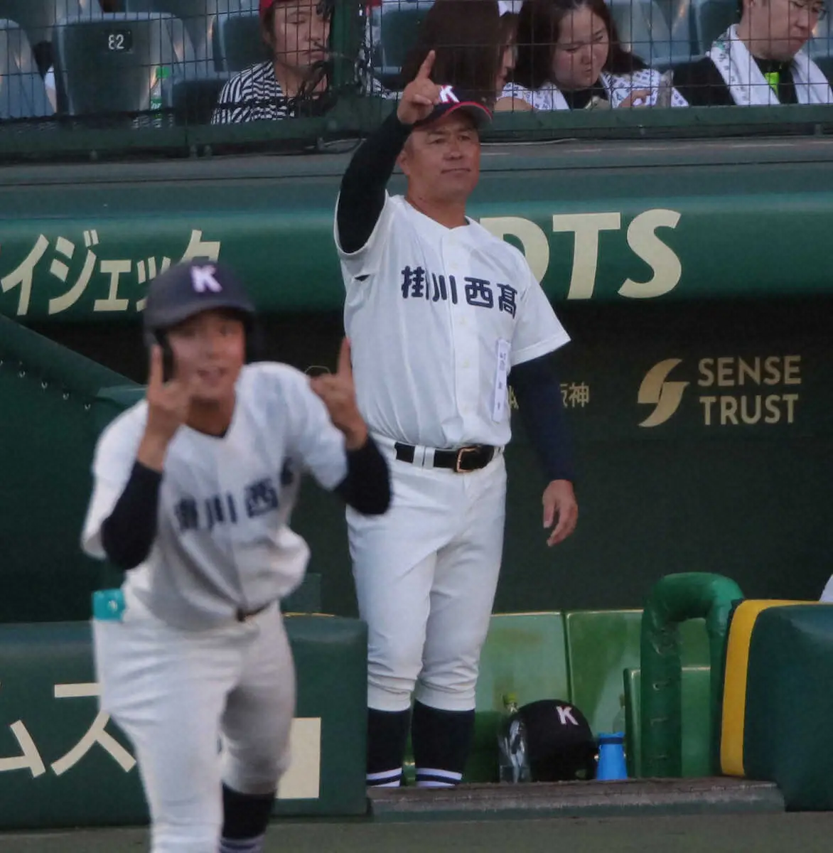 ＜日本航空・掛川西＞　3回、ベンチから指示を出す掛川西・大石監督　（撮影・後藤　大輝）