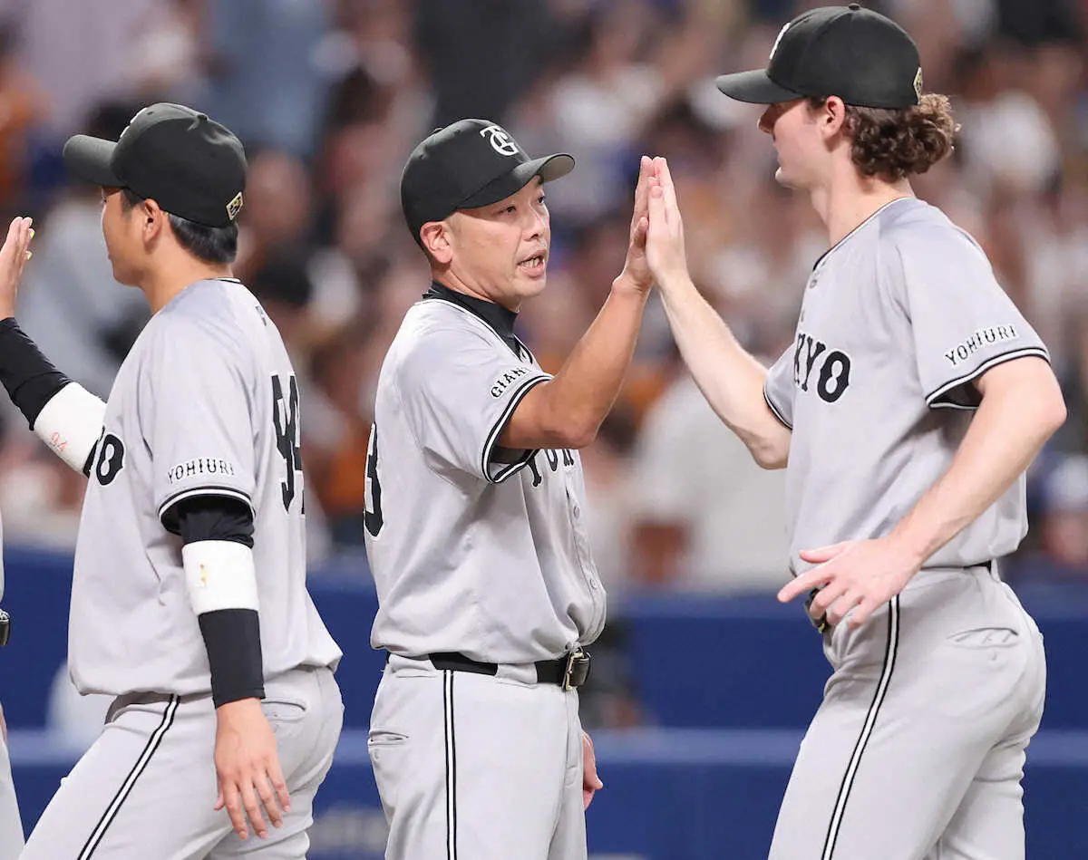 ＜中・巨＞中日に勝利し、ナインをハイタッチで迎える阿部監督（中）（撮影・椎名　航）