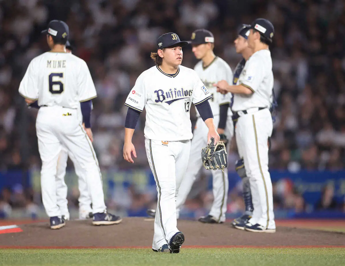 ＜ロ・オ＞8回、降板する宮城（撮影・白鳥　佳樹）　　　