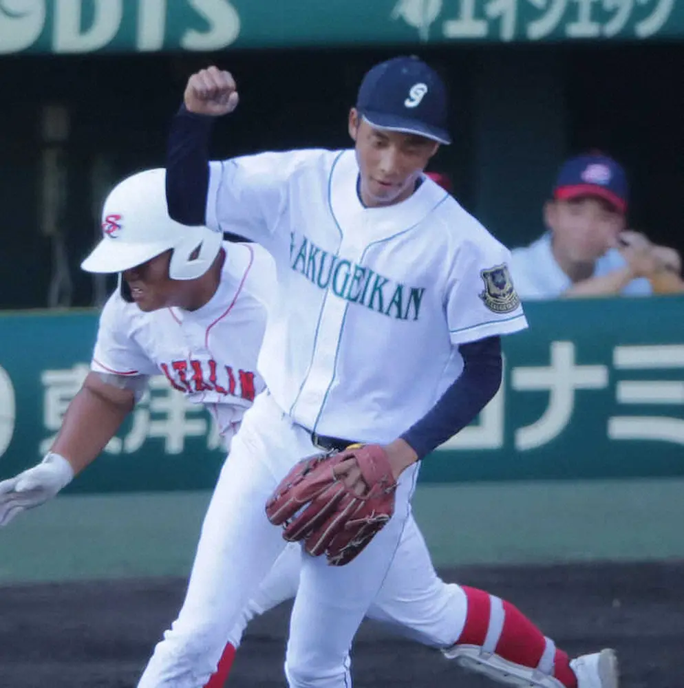 ＜岡山学芸館・聖カタリナ学園＞9回、最後の打者を抑えた岡山学芸館・丹羽はガッツポーズ（撮影・後藤　大輝）