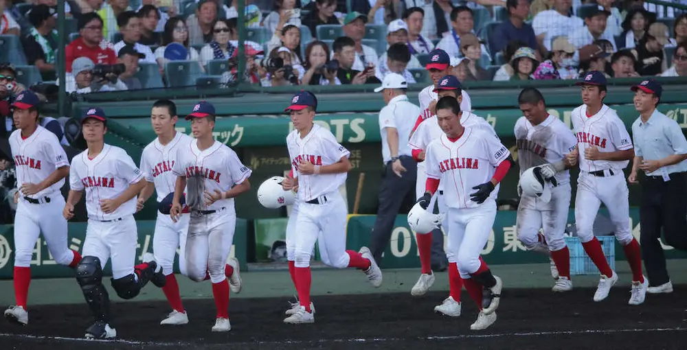 ＜岡山学芸館・聖カタリナ学園＞試合に敗れた聖カタリナ学園ナイン（撮影・後藤　大輝）