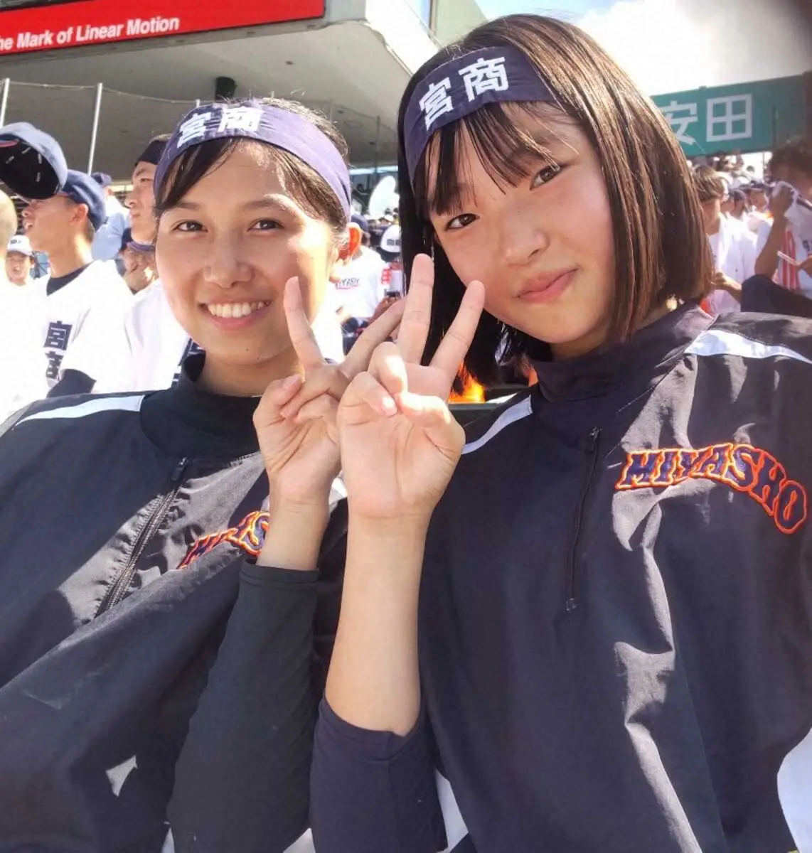 宮崎商の大谷彩夏マネジャー（左）と写真に収まる大山涼風マネジャー（撮影・杉浦　友樹）