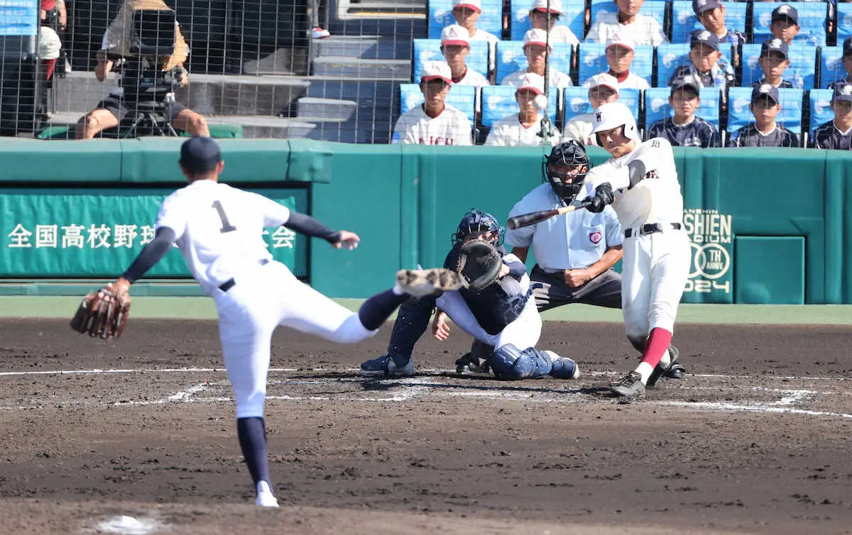 ＜鳴門渦潮・早実＞2回、3点適時二塁打を放つ早実・宇野（撮影・大城　有生希）