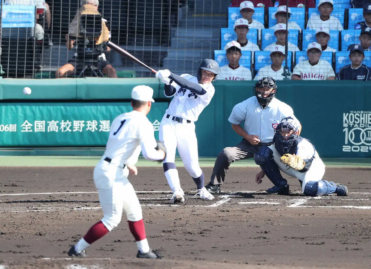 ＜鳴門渦潮・早実＞初回、先制となる適時打を放つ鳴門渦潮・岡田（撮影・大城　有生希）