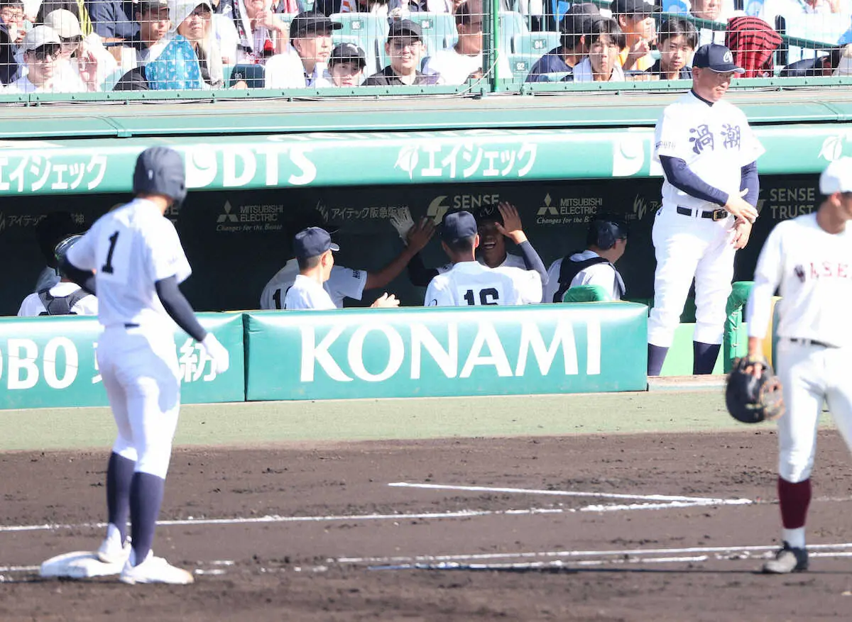 ＜鳴門渦潮・早実＞初回、鳴門渦潮・岡田の先制となる適時打に喜ぶ鳴門渦潮ベンチ（撮影・大城　有生希）