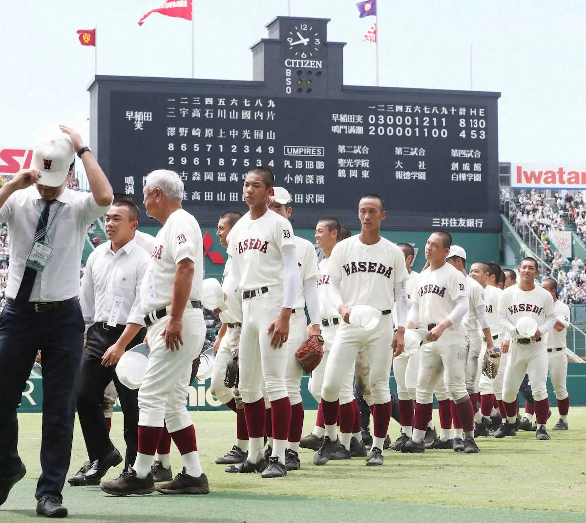 ＜鳴門渦潮・早稲田実＞初戦突破しアルプスに挨拶する早稲田実ナイン（撮影・長嶋　久樹）