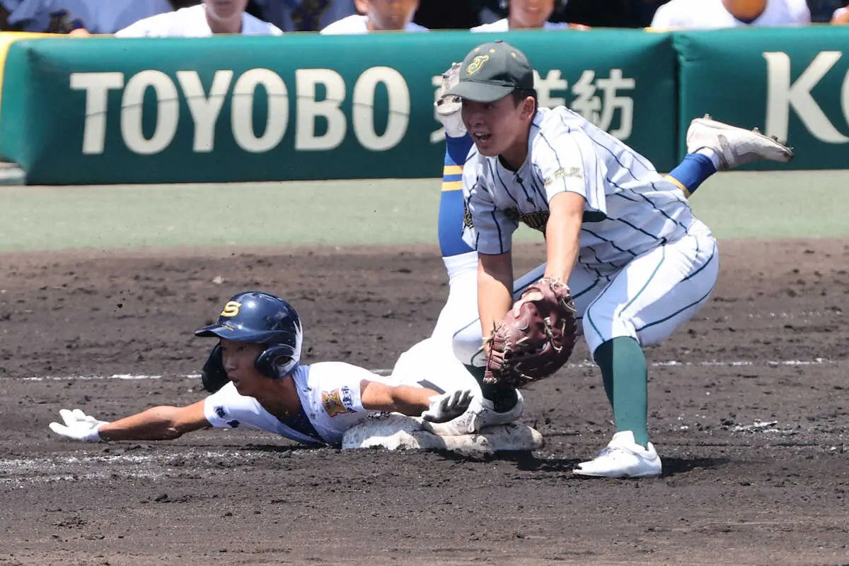 ＜聖光学院・鶴岡東＞6回、内野安打を放つ聖光学院・佐山（左）＝撮影・大城　有生希