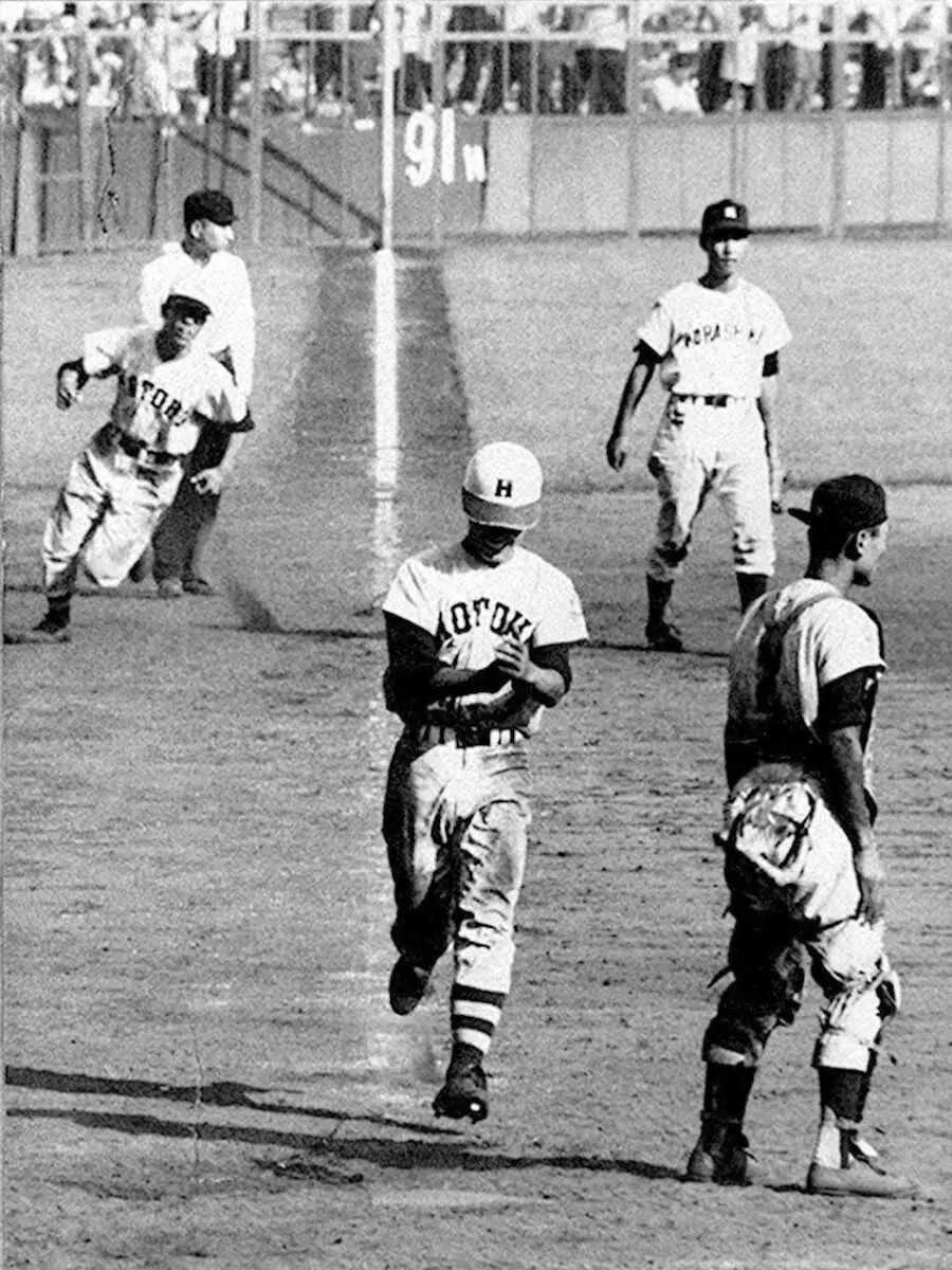 1961年8月13日、倉敷工戦の延長12回、報徳学園が決勝のホームイン