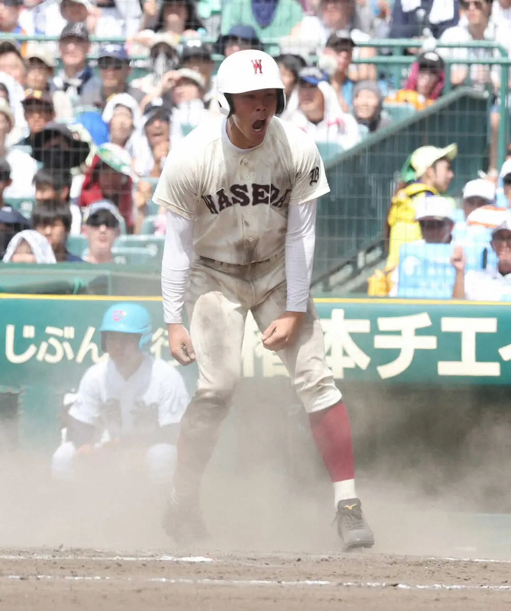 ＜鳴門渦潮・早実＞8回、早実・高崎の適時内野安打で生還し雄たけびを上げる宇野（撮影・長嶋　久樹）