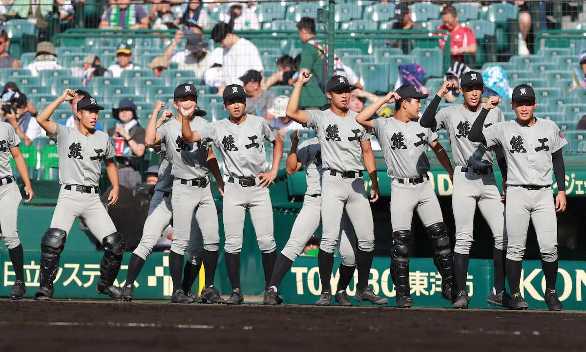 ＜熊本工・広陵＞初回、試合開始で盛り上がる熊本工ナイン（撮影・中辻　颯太）