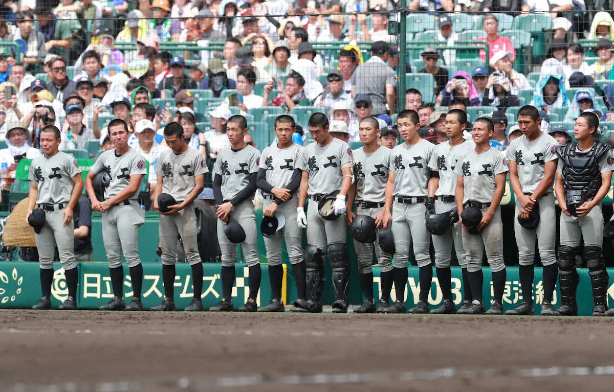 ＜熊本工・広陵＞初戦敗退し、涙を流す熊本工ナイン（撮影・中辻　颯太）