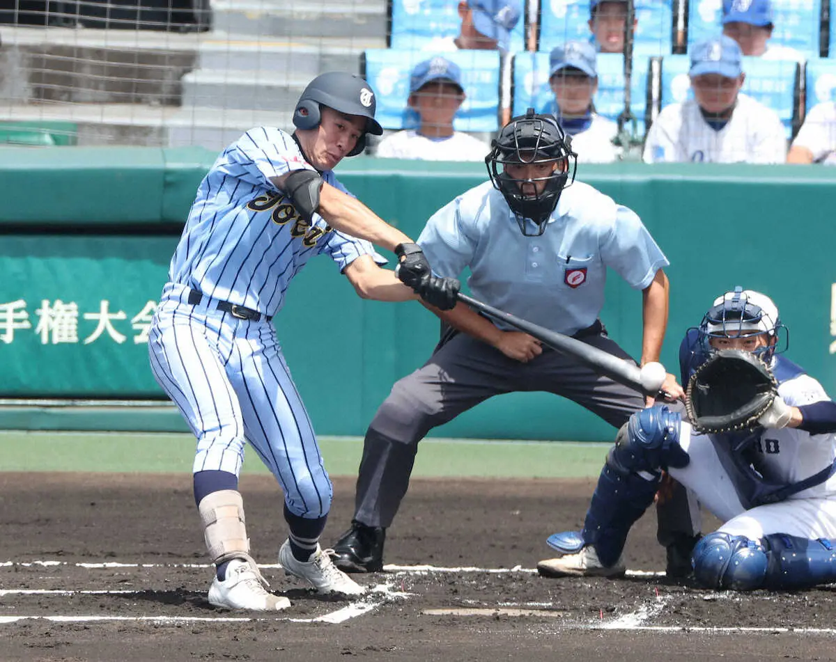 ＜富山商・東海大相模＞初回1死一、三塁、東海大相模・金本は先制の左前適時打を放つ（撮影・大森　寛明）