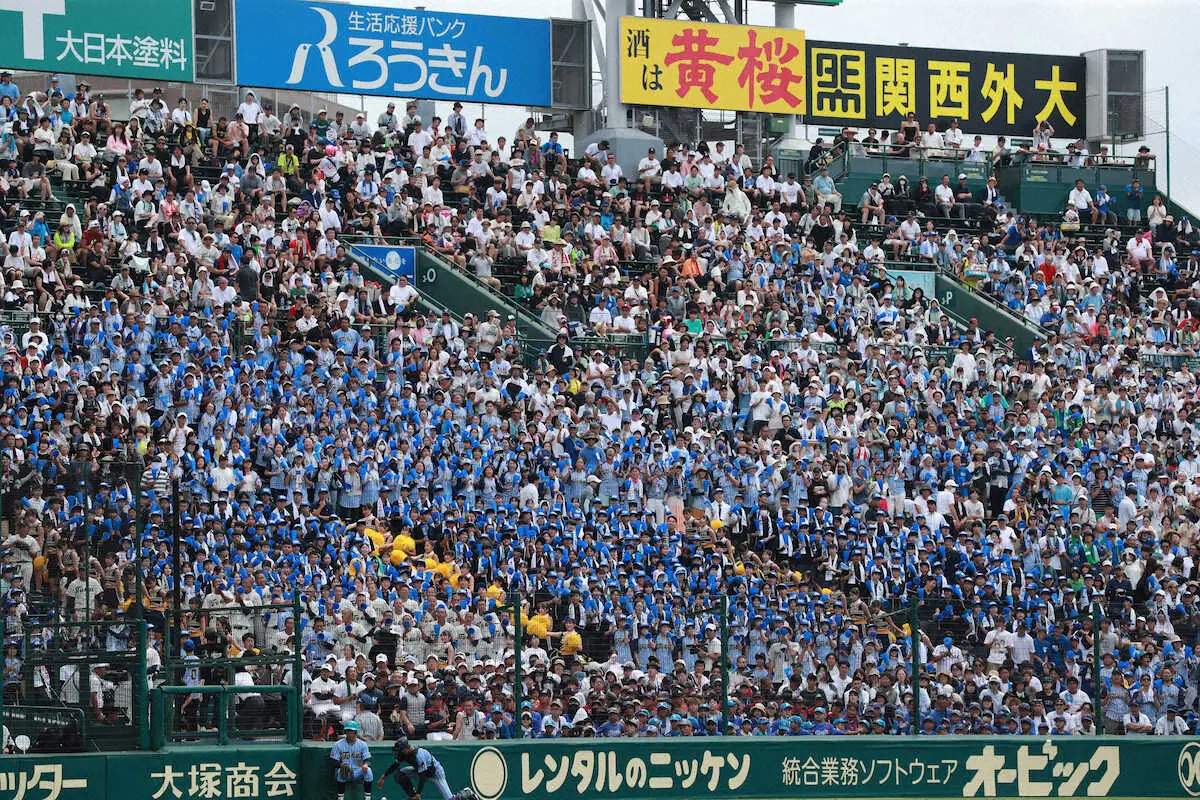 ＜富山商・東海大相模＞青と黄色が鮮やかな東海大相模応援団（撮影・中辻　颯太）